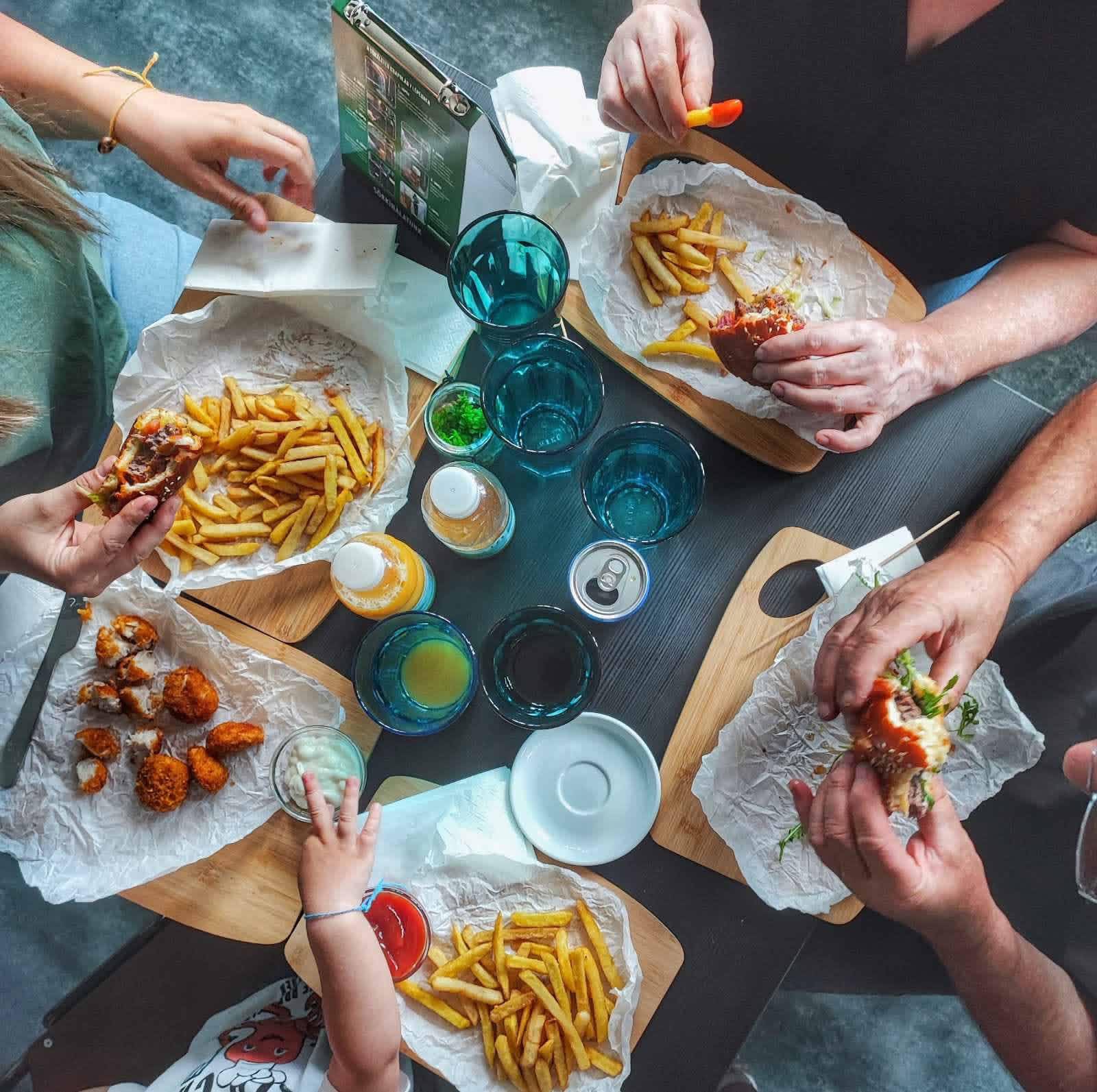Burgerek, sült krumpli és közös falatozás a Borsod Burgerben